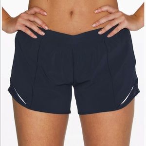 SIZE 4 TALL. NAVY LULULEMON HOTTY HOT SHORTS